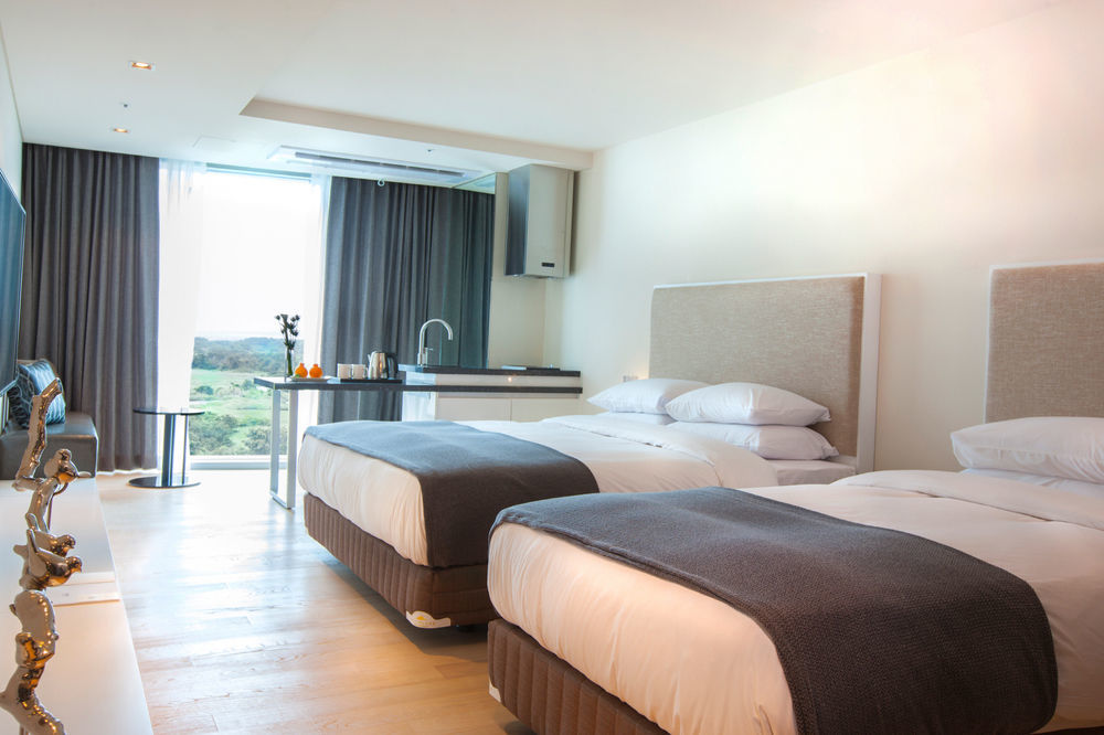 Brown Suites Hotel And Resort Jeju Exteriör bild